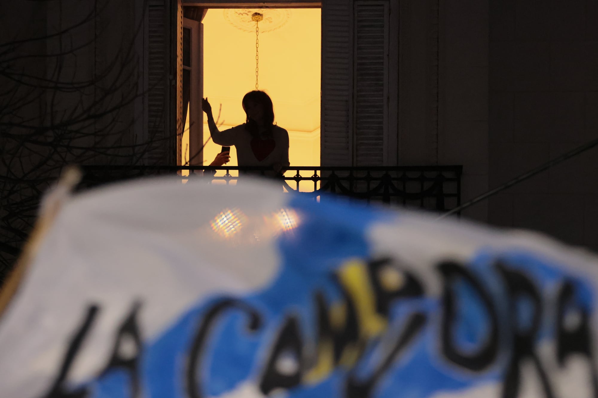 Cristina Kirchner saluda a sus seguidores desde el balcón de su casa, donde cumple prisión domiciliaria