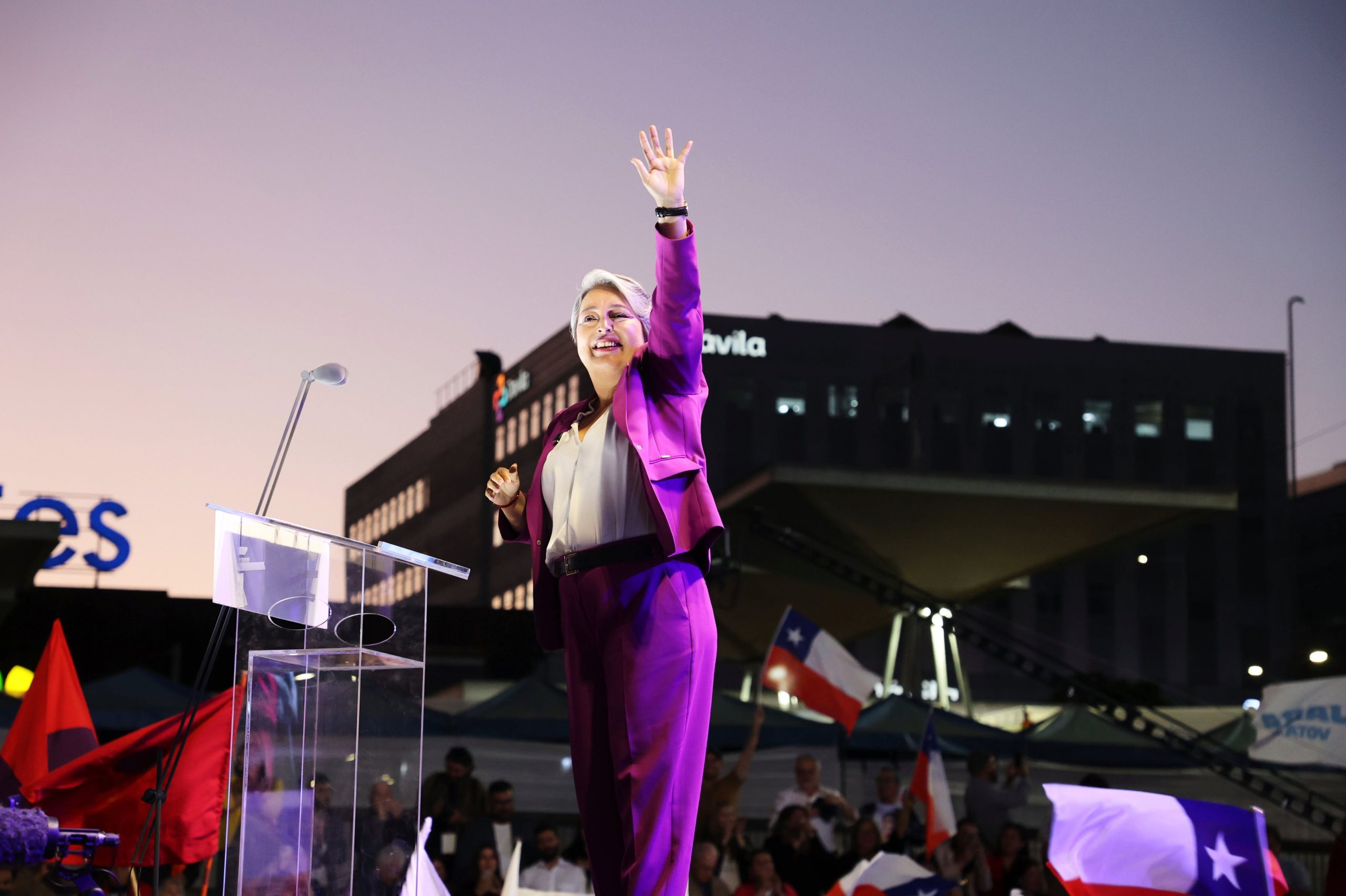 La candidata del oficialismo Jeannette Jara en un acto de campaña en Santiago