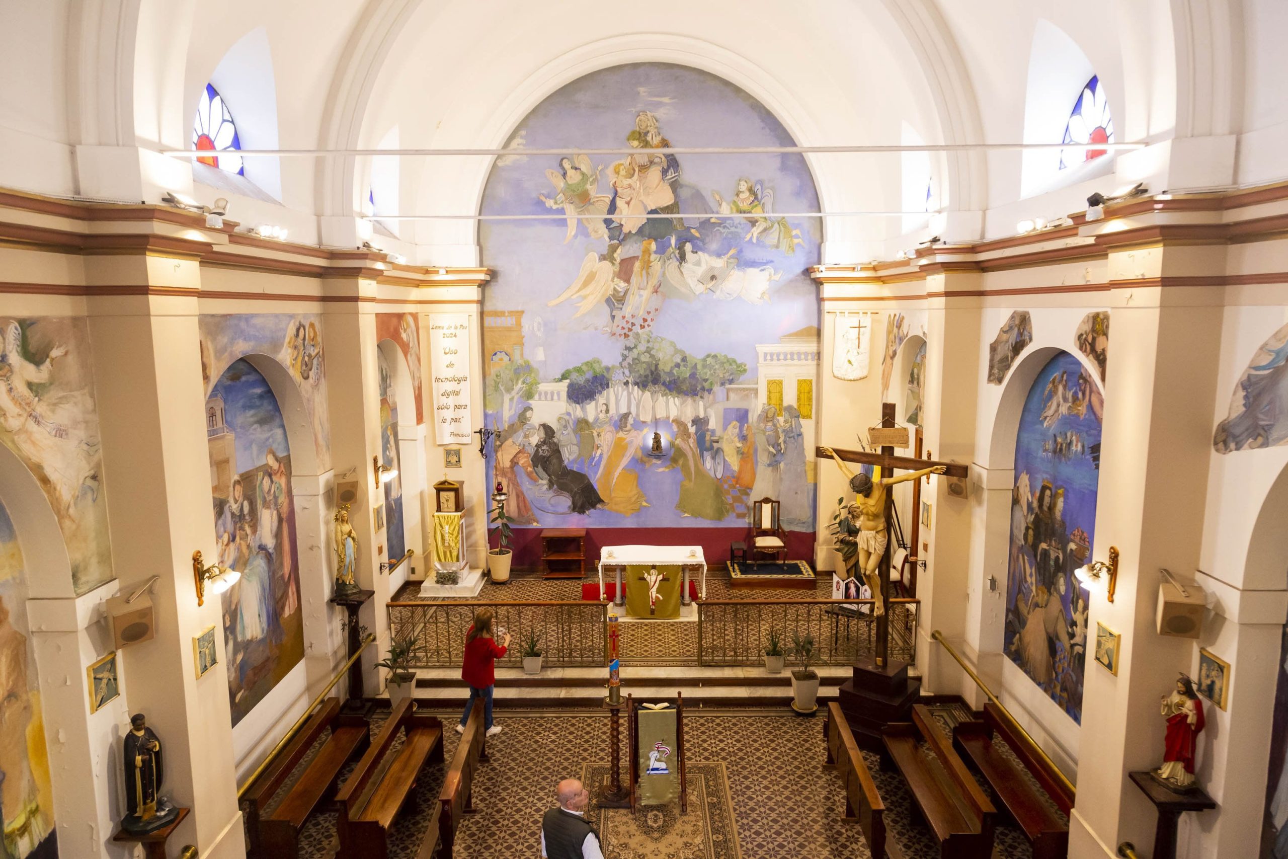 Tres nichos decoran el altar mayor. A la izquierda, destaca una gran ojiva en el medio del coro y, arriba de éste, se ven las figuras del fraile poeta, del párroco y del entonces monaguillo