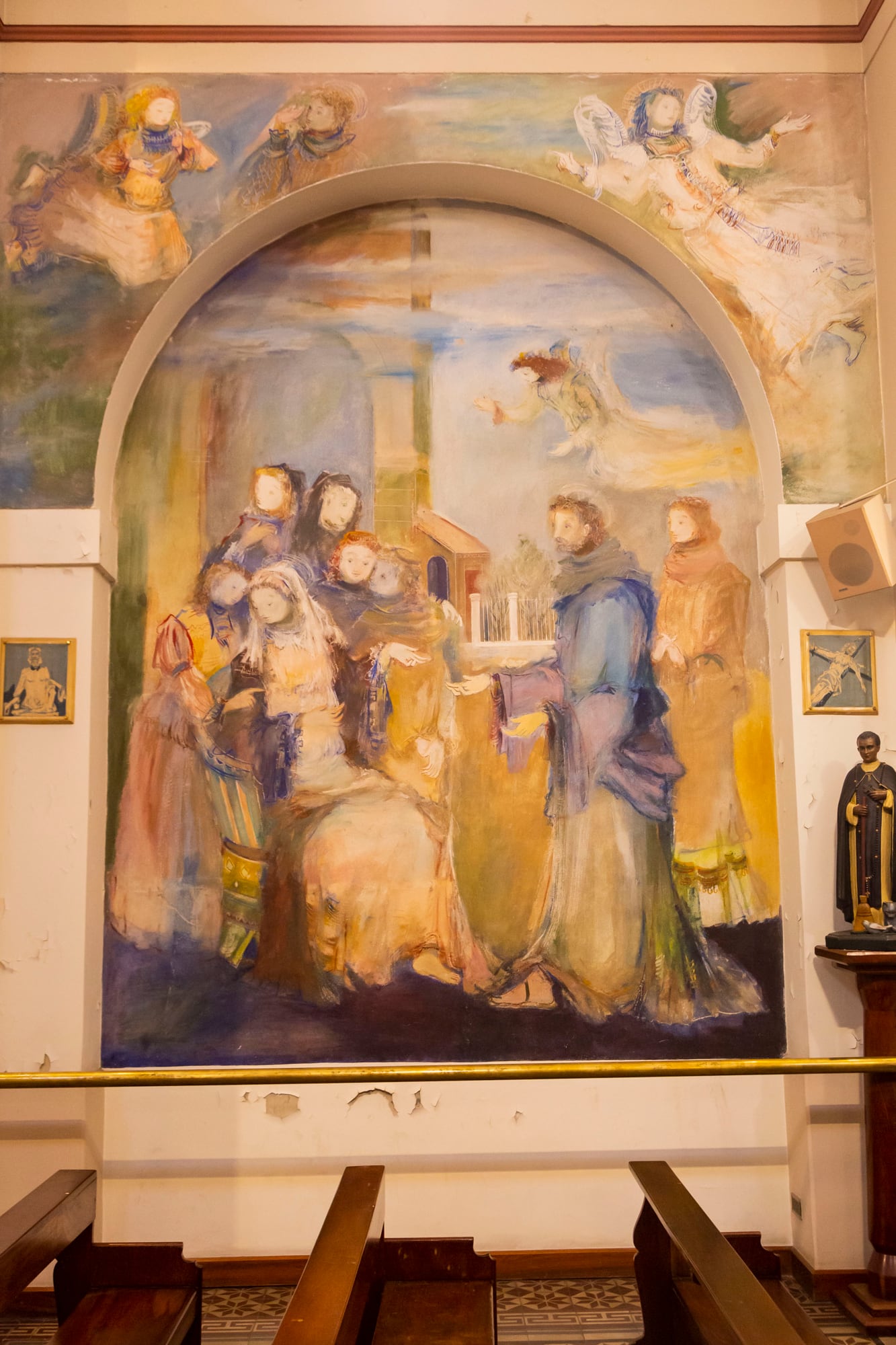 Soldi convenció al Padre Jerónimo Kadlec de reemplazar las tallas de los santos por los frescos