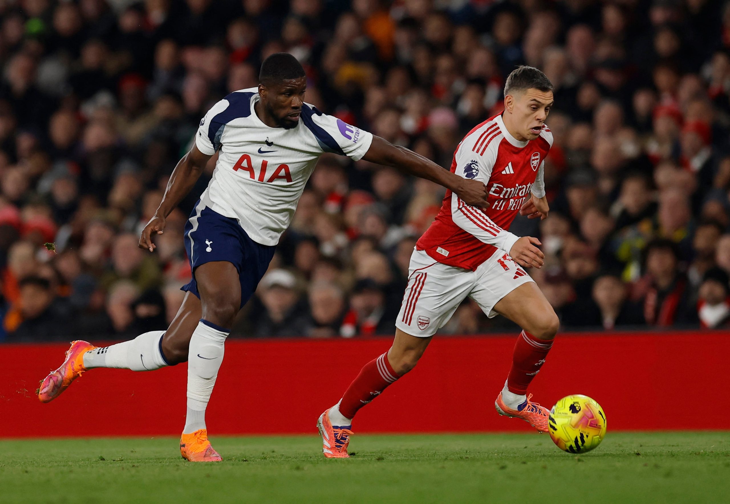 Arsenal vs Tottenham por la fecha 12 de la Premier League del 2025.