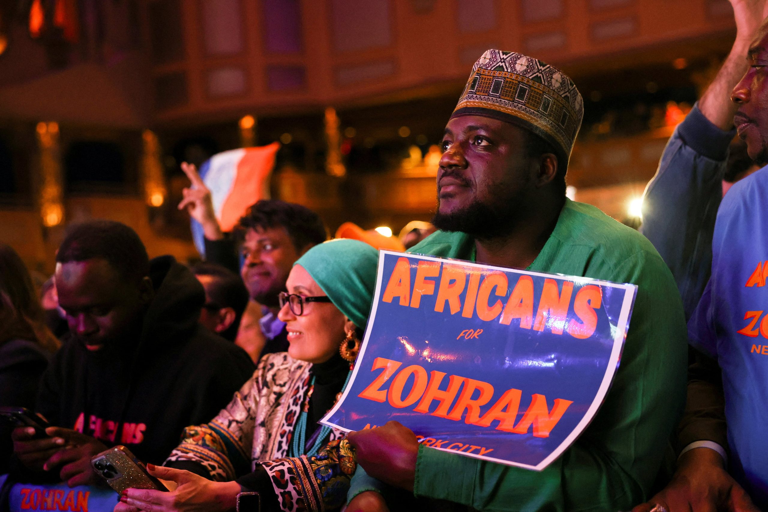 Un simpatizante sostiene un cartel que dice “Africanos por Zohran” tras la victoria del candidato demócrata Zohran Mamdani en las elecciones a alcalde de Nueva York, este martes. (Foto: REUTERS/Shannon Stapleton).