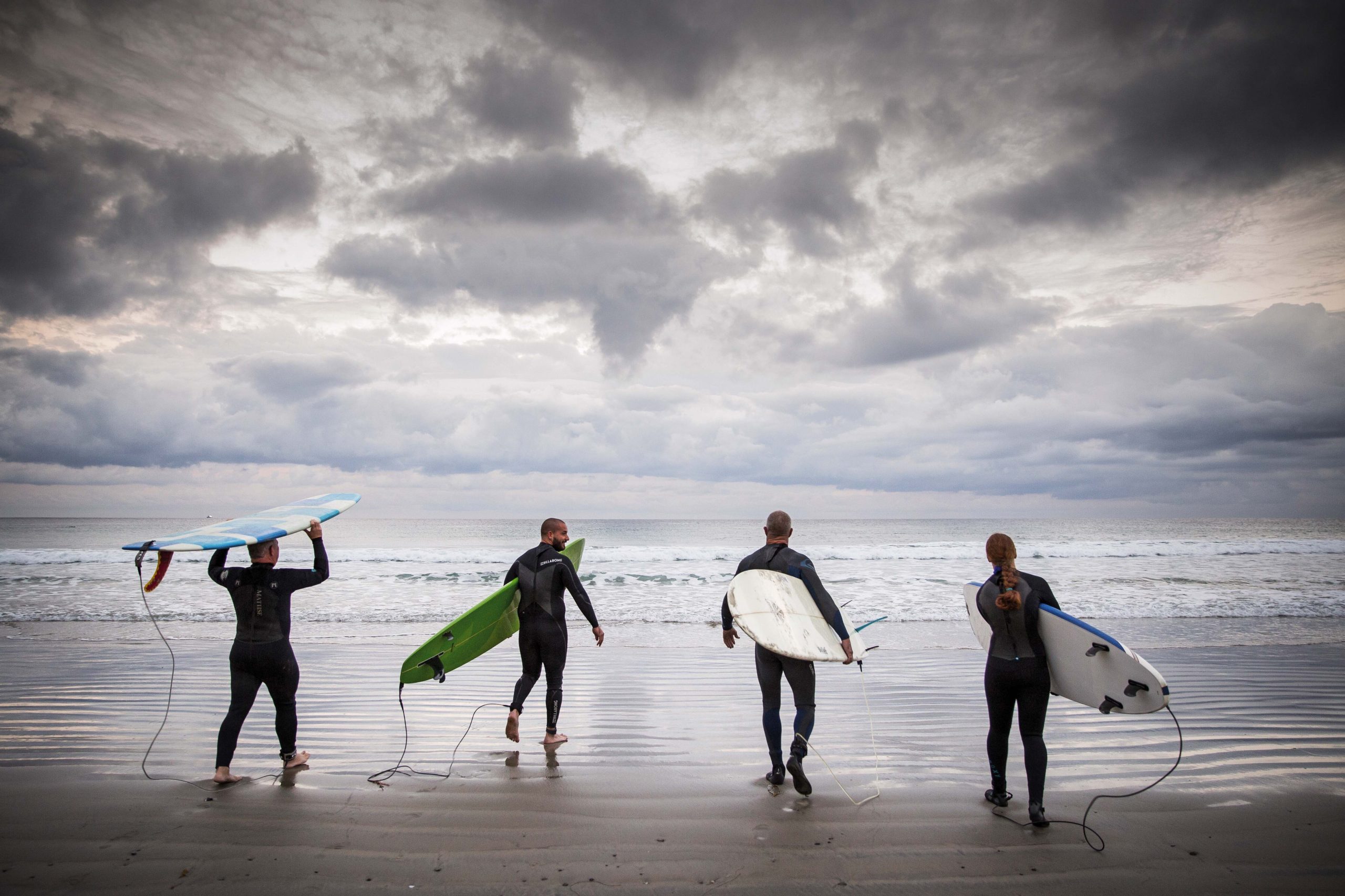 Surfers en La Jolla. Este deporte es una parte profunda de la identidad local.