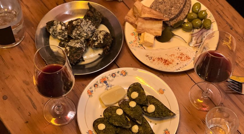 Cuatro amigos conquistan Palermo con su bodegón canchero y sus postres con helado