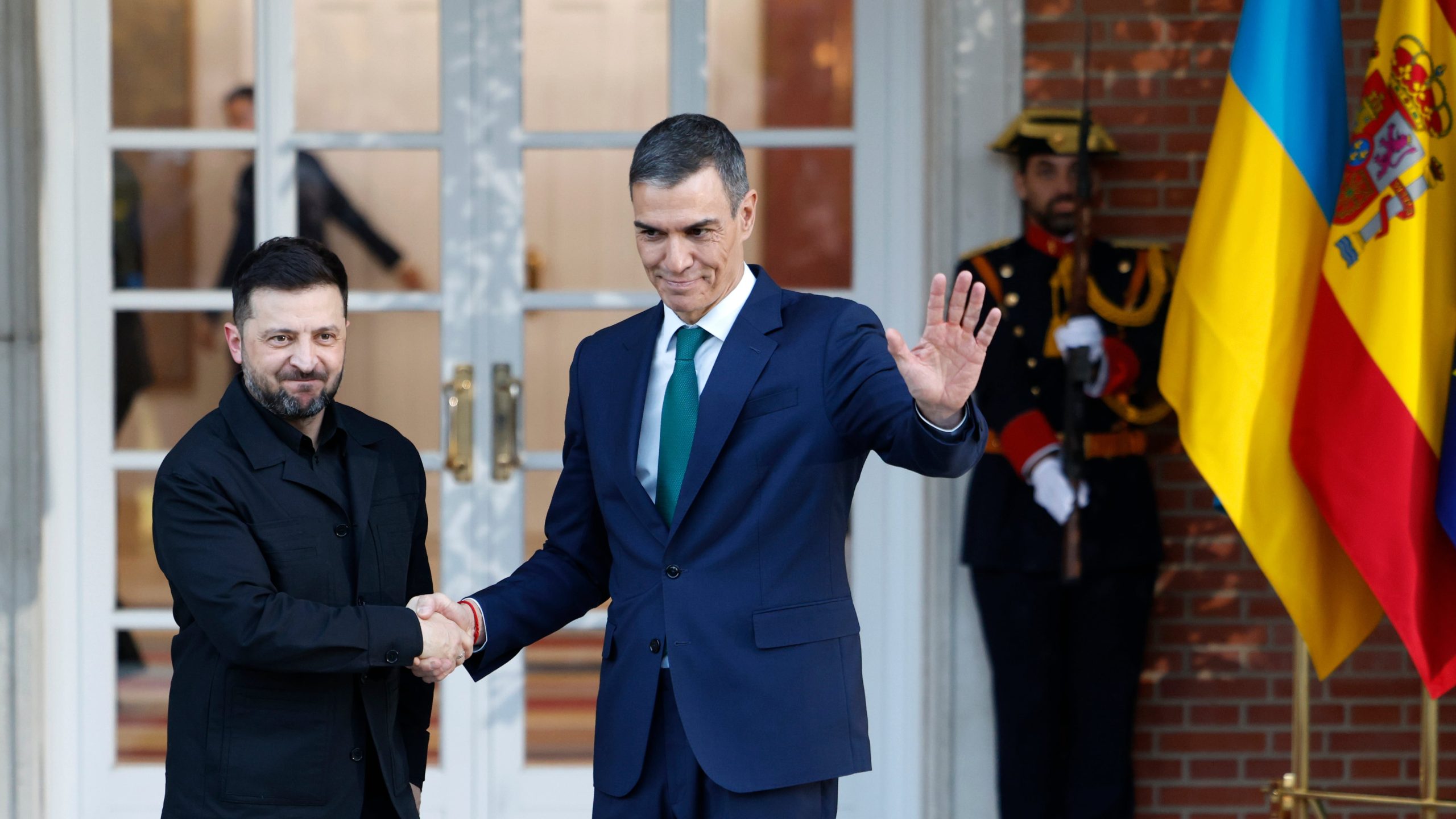 Pedro Sánchez y Volodímir Zelenski, este martes en el Palacio de la Moncloa, en Madrid.