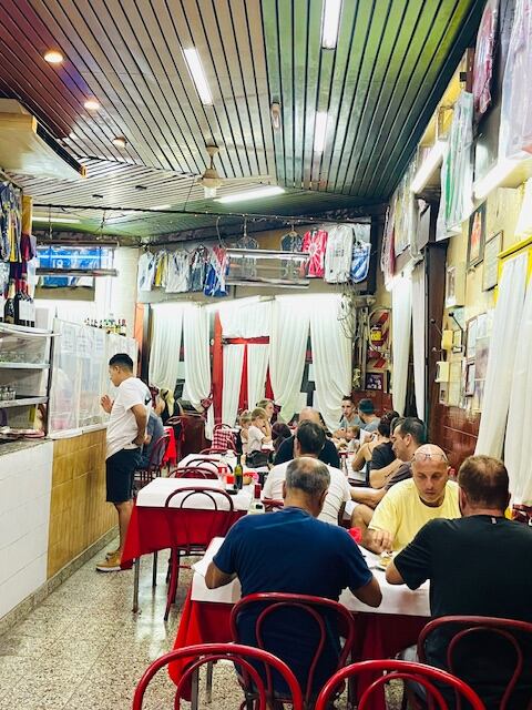 Hasta el día de hoy la cantina no acepta reservas y mantiene su público de habitués