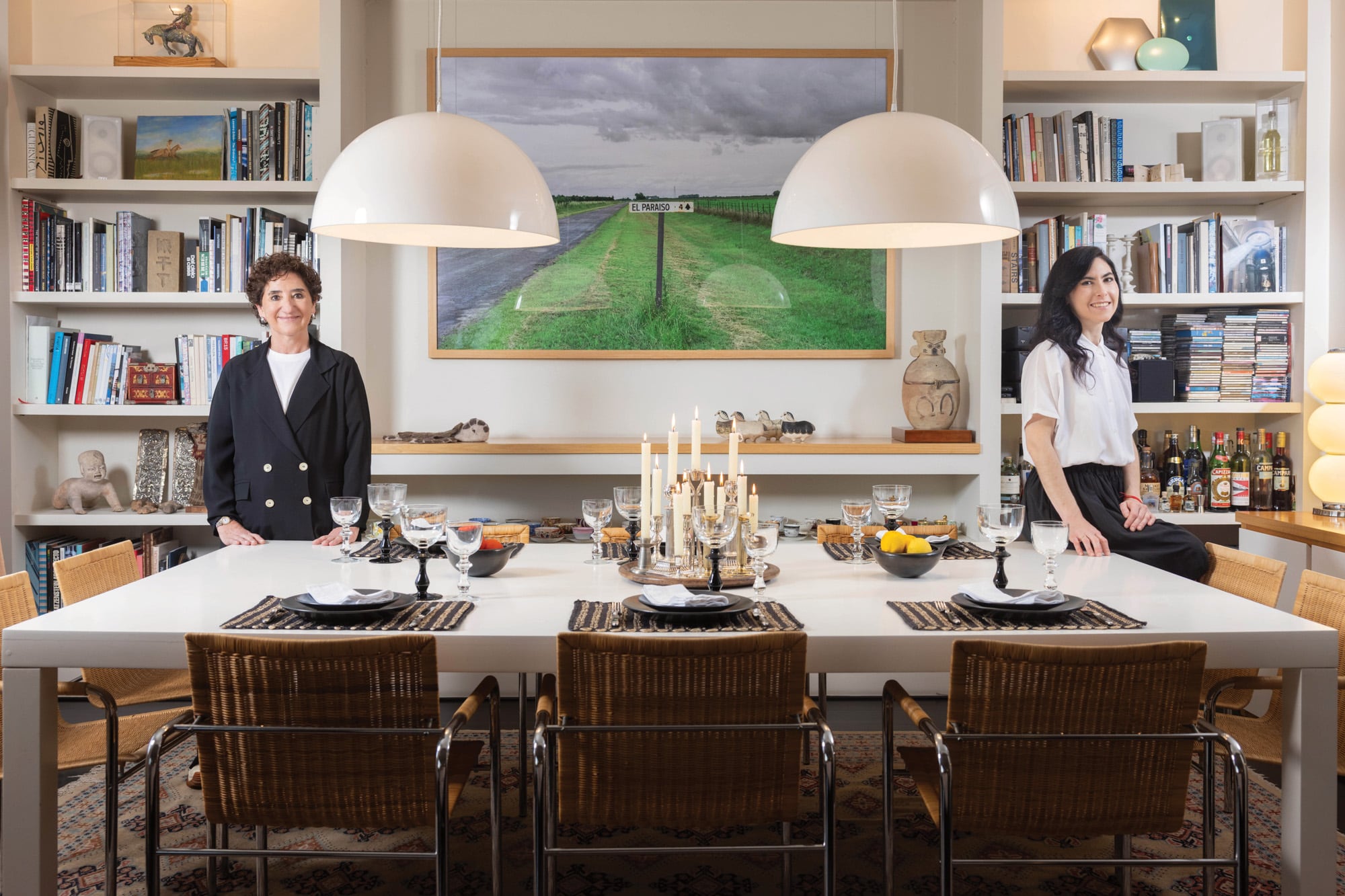 En el comedor, presidido por una foto de Miguel Rothschild, madre e hija empezaron a planear la celebración por las seis décadas de Ruth Benzacar el año pasado: una muestra, un libro y un documental 