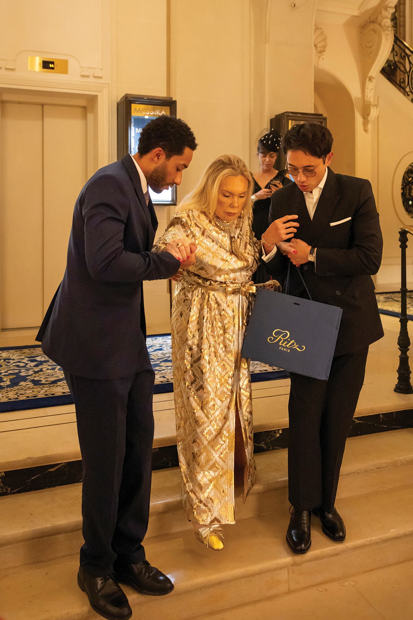 Mimicha, acompañada por Ilan, del Hotel Ritz (a la izquierda), y por Hao Sun, de la casa Cartier Mónaco (a la derecha). Sun –quien fue el encargado de llevarle a Mimicha el collar Cartier desde Mónaco– le regaló un jarro simbólico de Mónaco