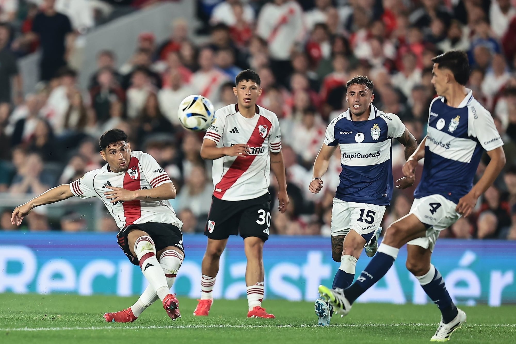 River remató ocho veces al arco contra Gimnasia, pero solo dos fueron entre los tres palos