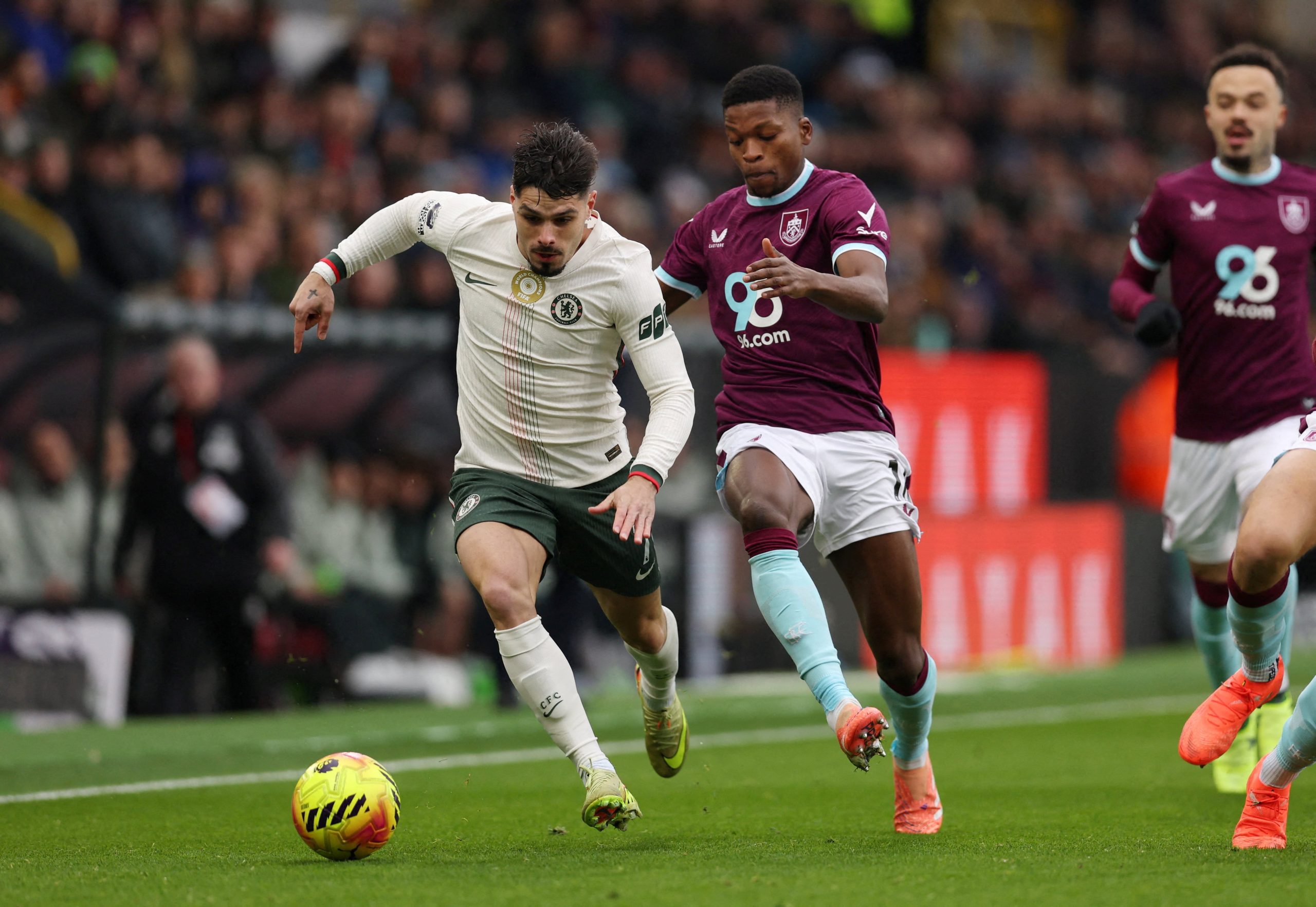 Burnley vs Chelsea por la fecha 12 de la Premier League del 2025.