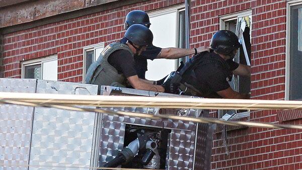 La Policía entra por la ventana al departamento de Holmes.