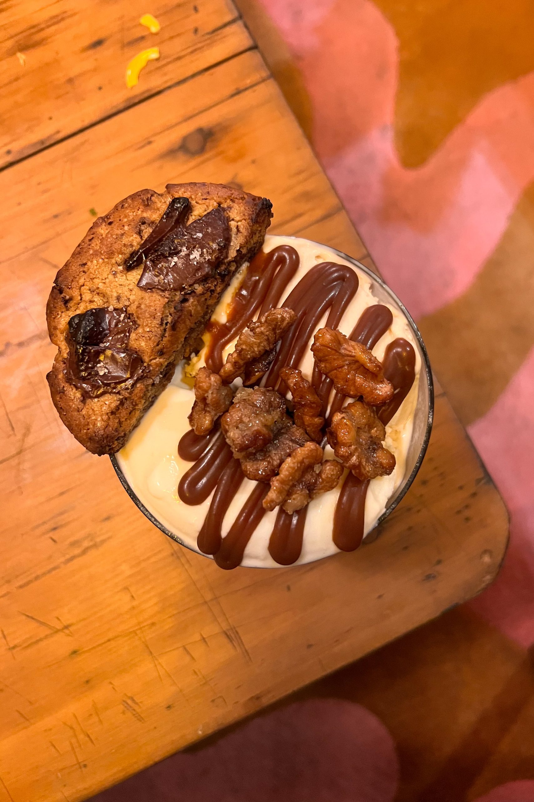 La Copa 4 Perros ya es un emblema y lleva helado de maní, helado de crema infusionado con limón, salsa toffee, nueces fritas y una cookie con chips de chocolate por encima