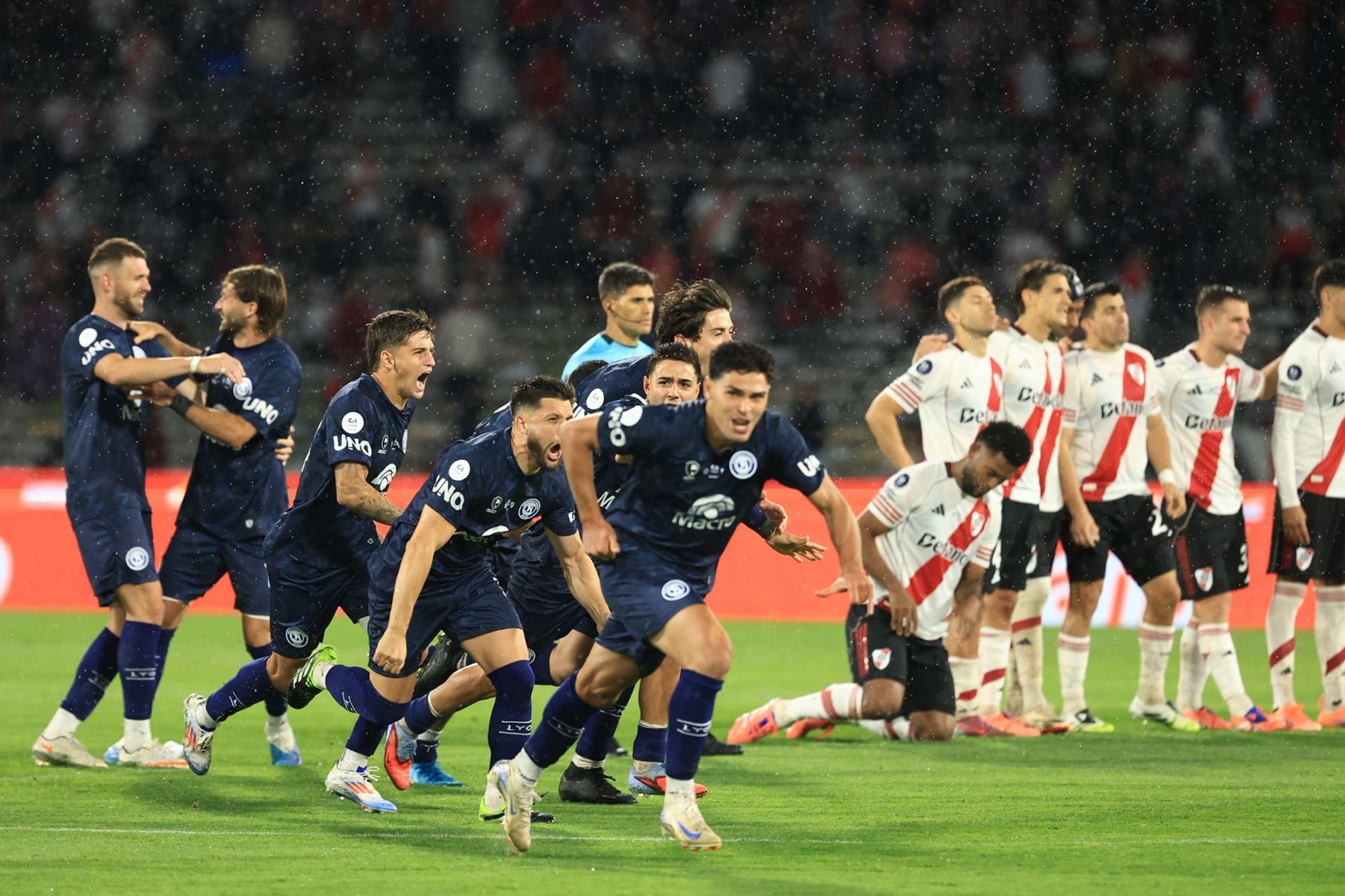 Brota la euforia: Independiente Rivadavia acaba de eliminar a River por penales en Córdoba y es finalista por la Copa Argentina.