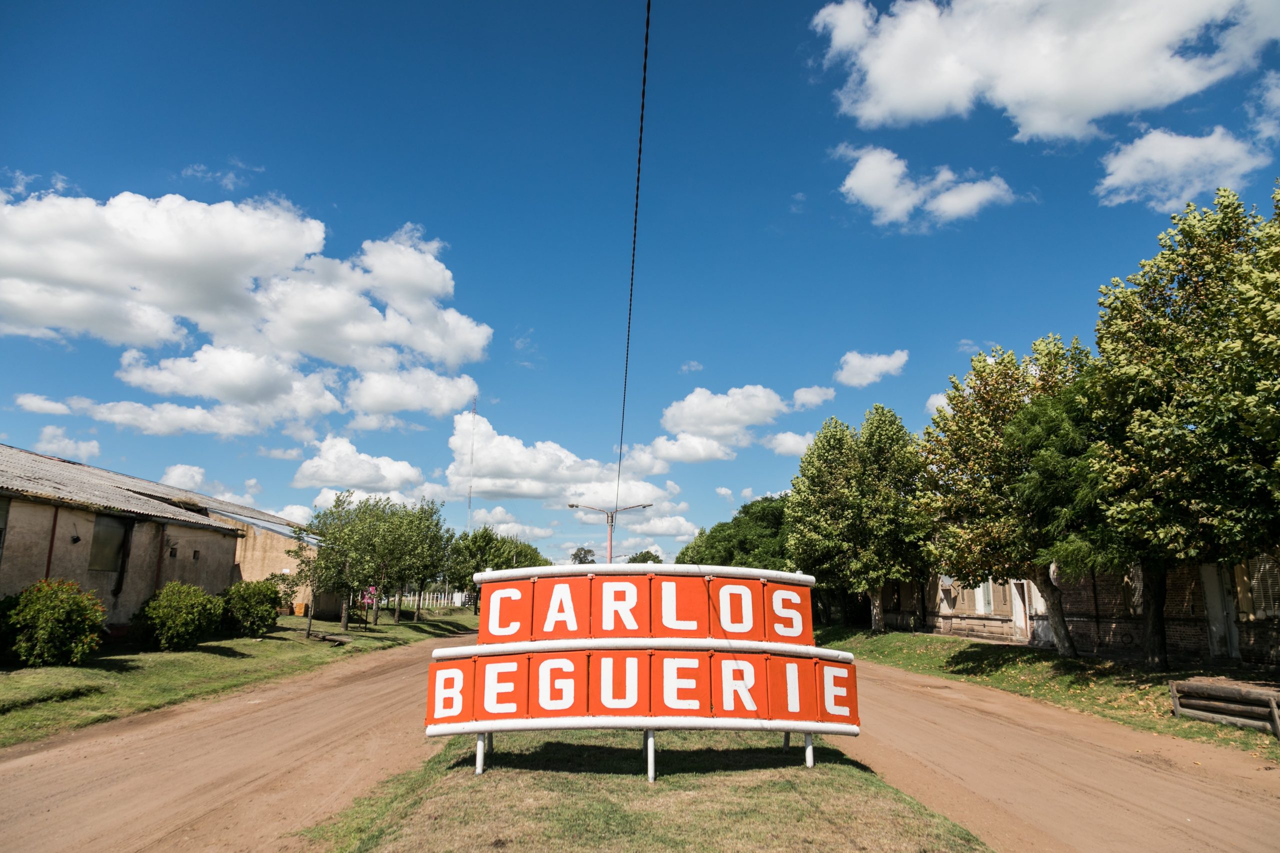 El llamativo cartel de acceso al pueblo de Carlos Beguerie