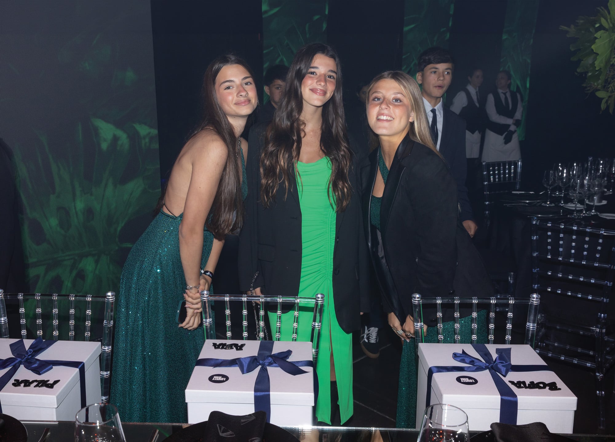 Las amigas de la homenajeada, Pilar, Asia y Sofía, con sus cajas de Lovely Denim, un regalo superespecial con el que Paloma las quiso agasajar