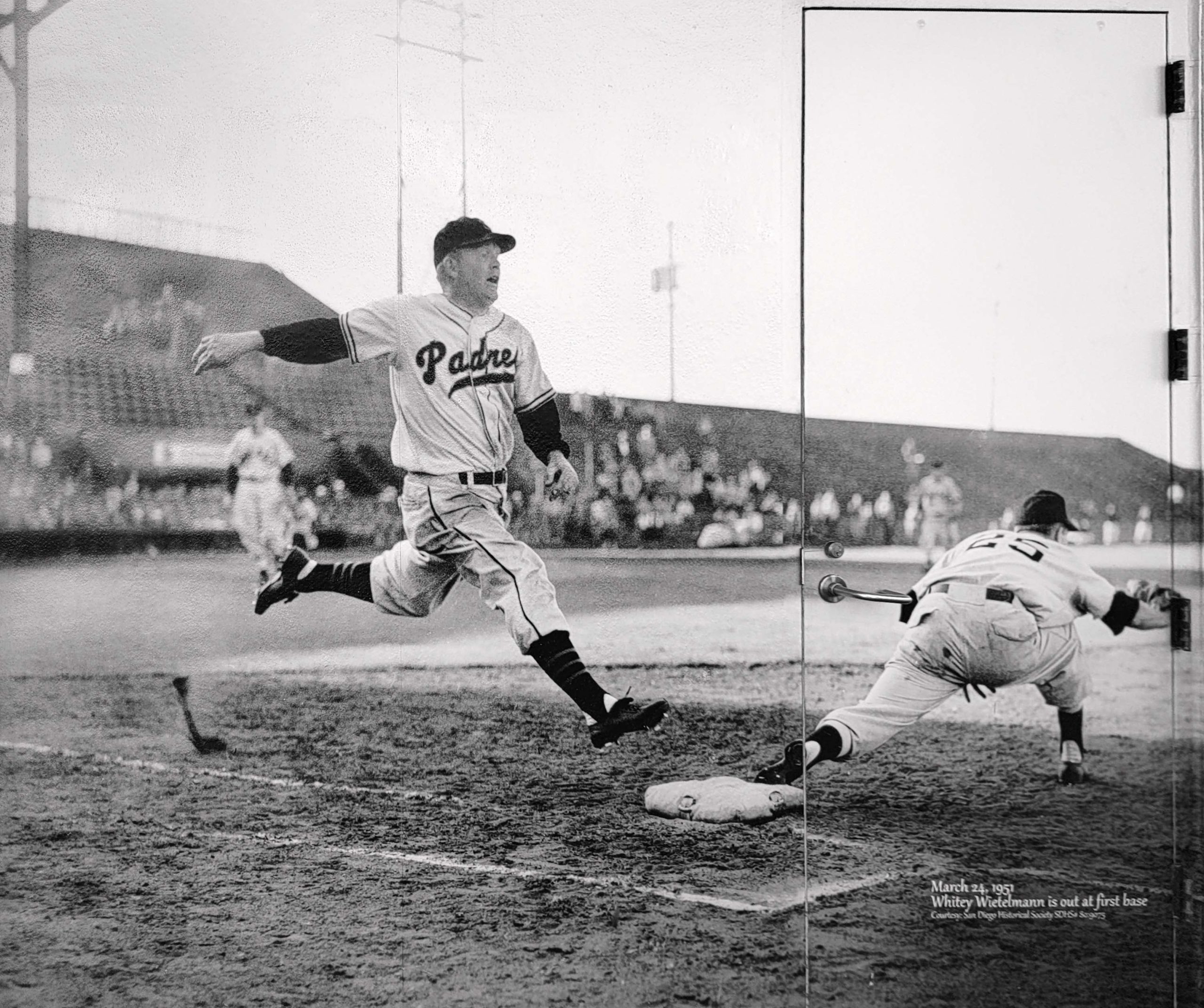 Mural fotográfico en Petco Park. “Los Padres” se llama el equipo local, en reconocimiento a la tarea misionera de los sacerdotes pioneros.