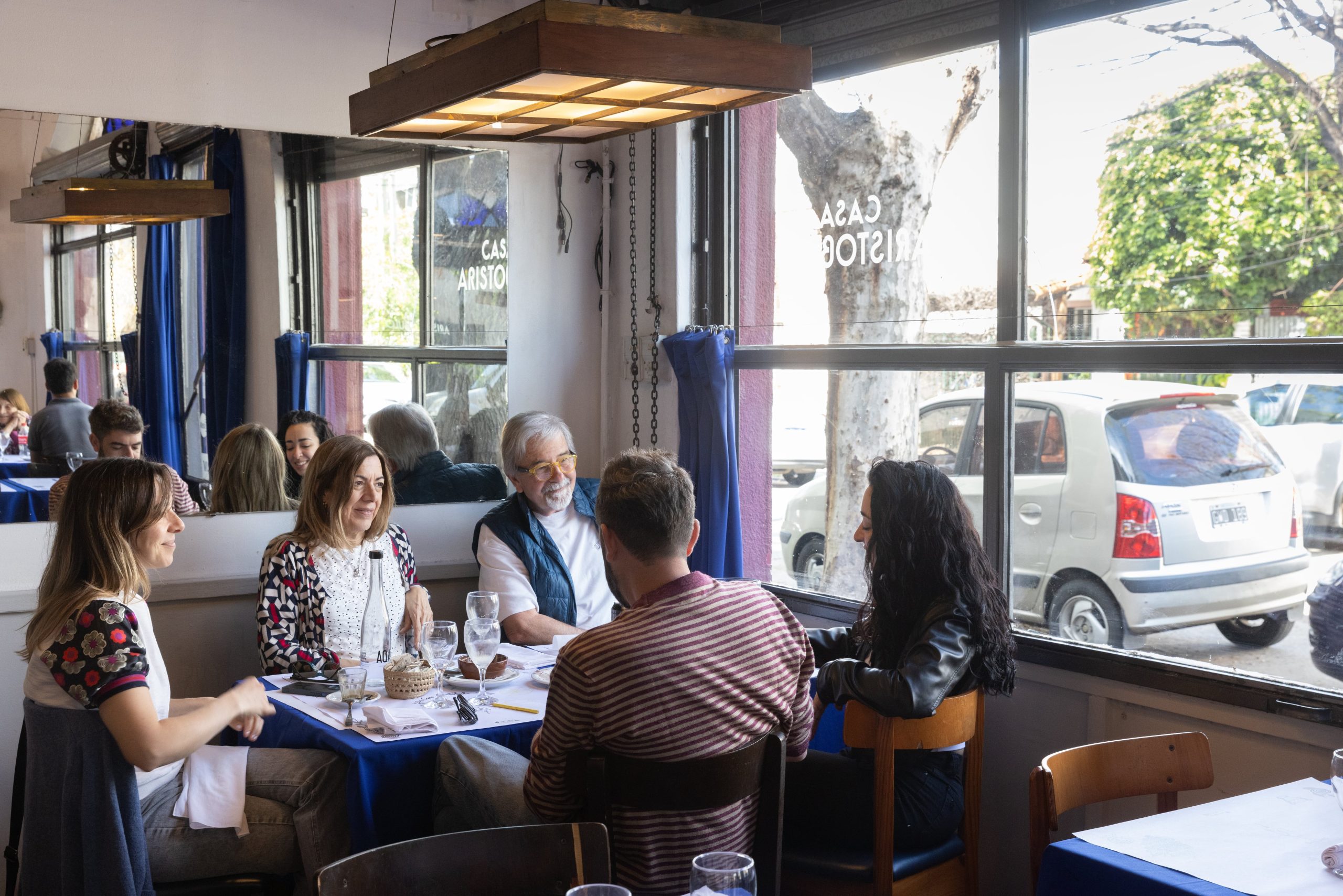 El restaurante funciona en un ex almacén de ramos generales y conserva su impronta art déco