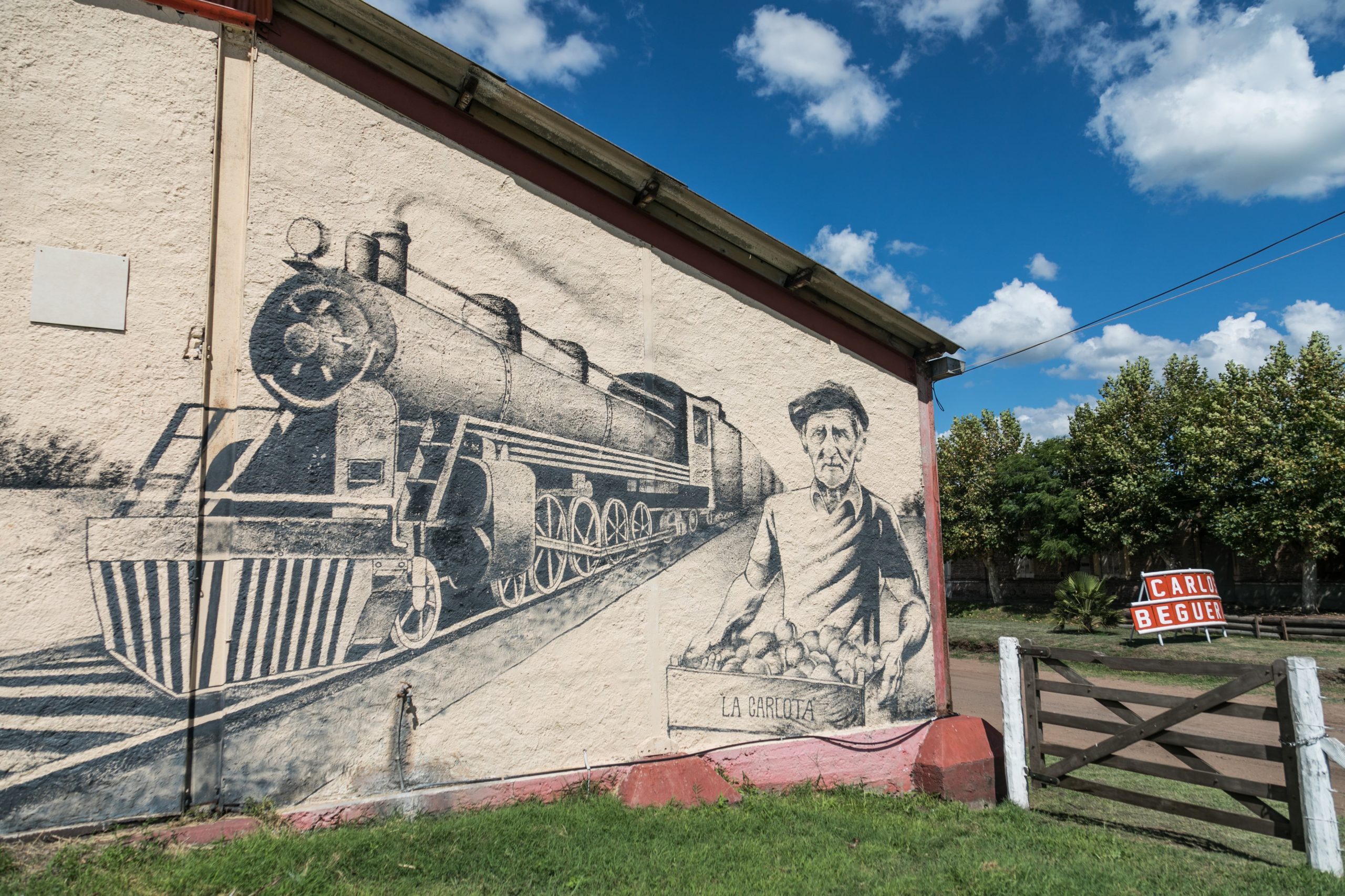 Mural dedicado al viejo ferrocarril en la estación de tren
