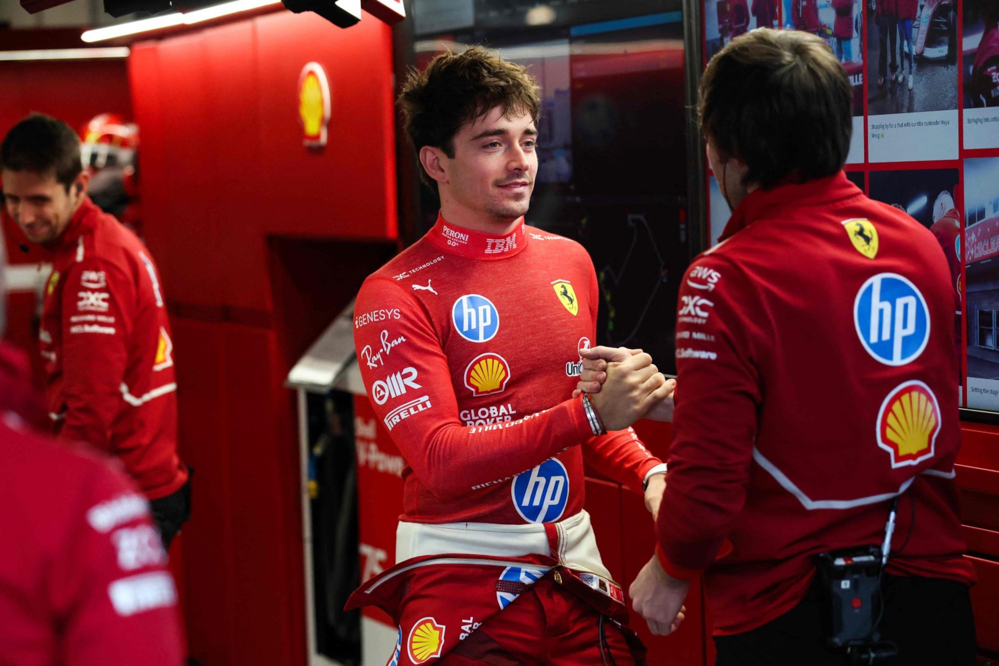 Charles Leclerc, en el box de Ferrari, justo antes de salir a girar en Las Vegas