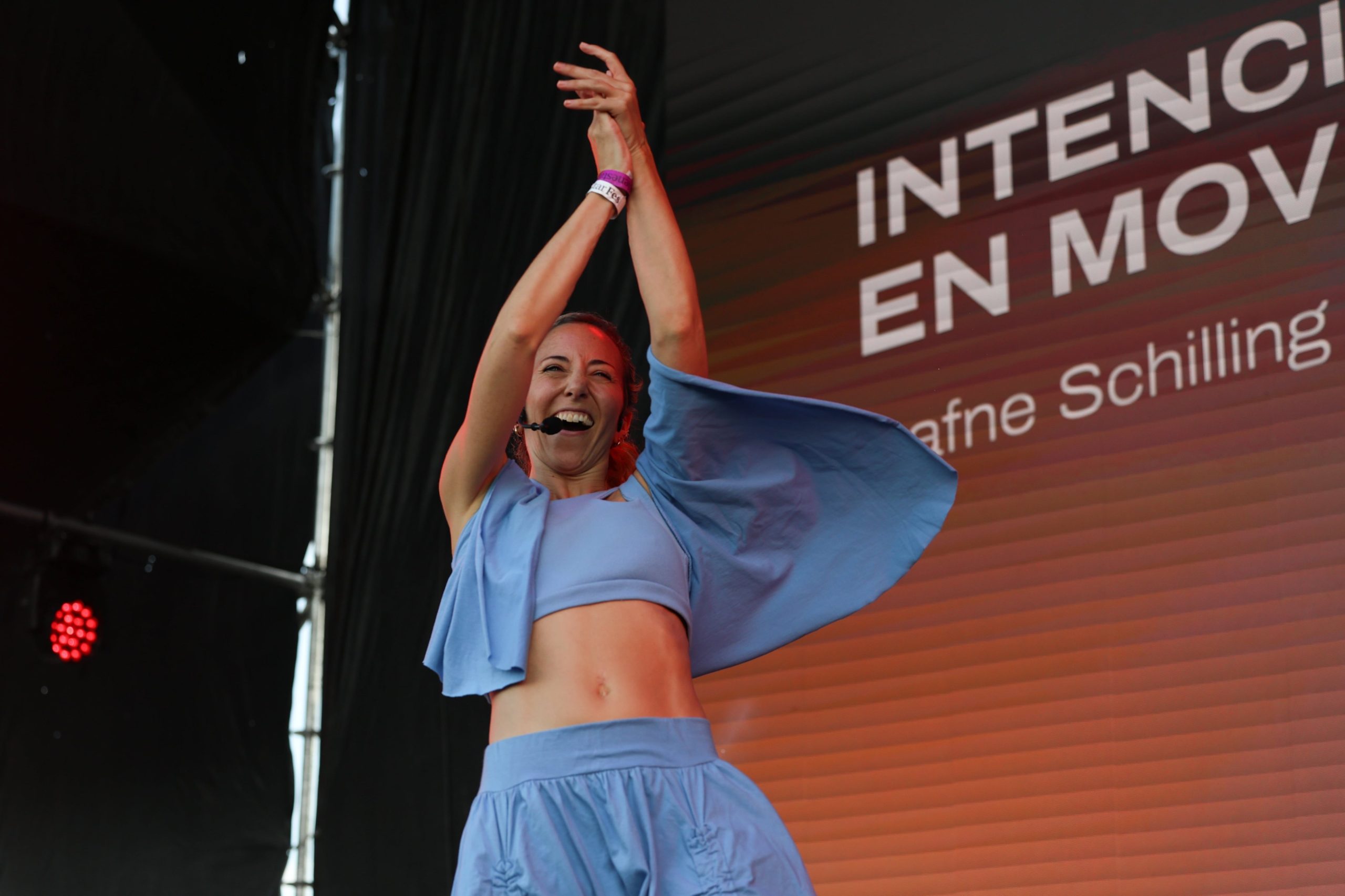 Dafne, en babuchas y top azul cielo, guió con carisma, energía y una presencia magnética