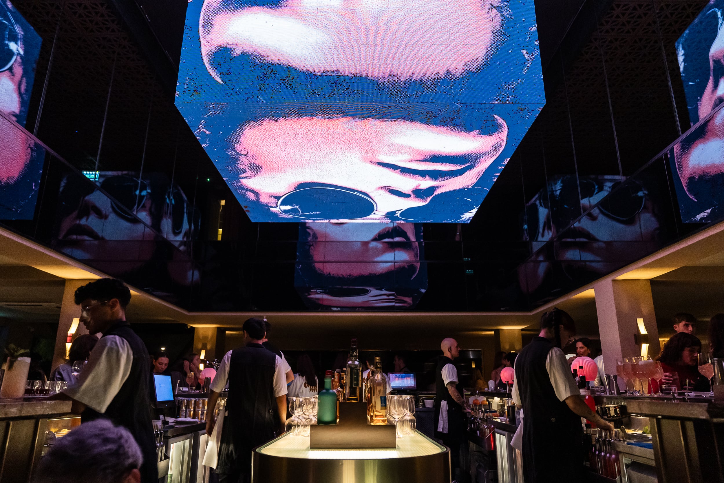 Un cubo de luces —creado por el reconocido arquitecto y escenógrafo Sergio Lacroix— marca el punto focal del salón principal de Costa 7070