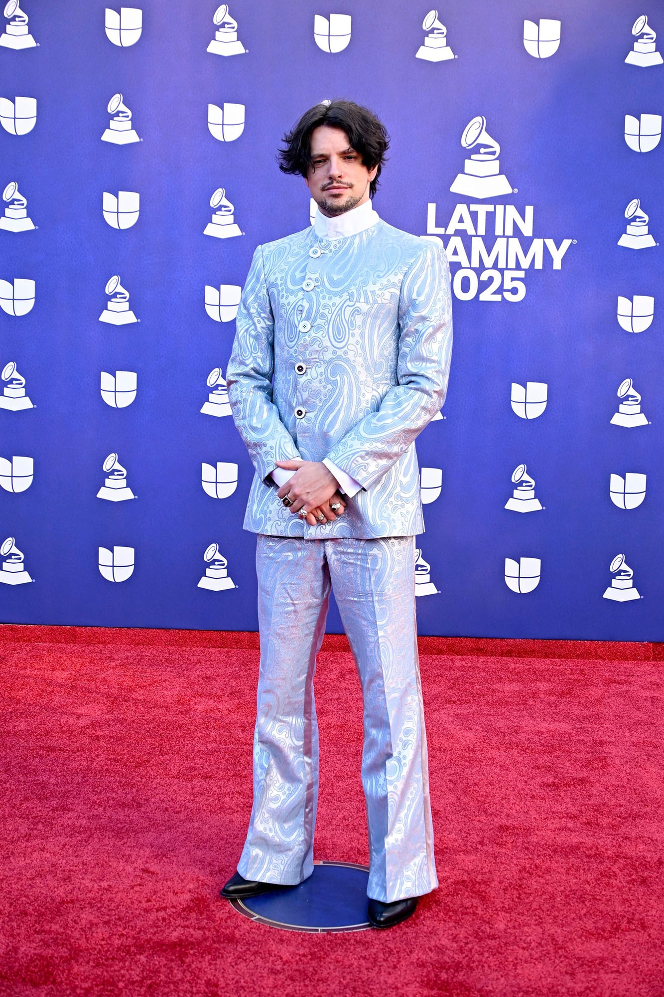 Un traje retro con ribetes satinados en celeste pastel fue la apuesta de Lasso para esta celebración en Las Vegas