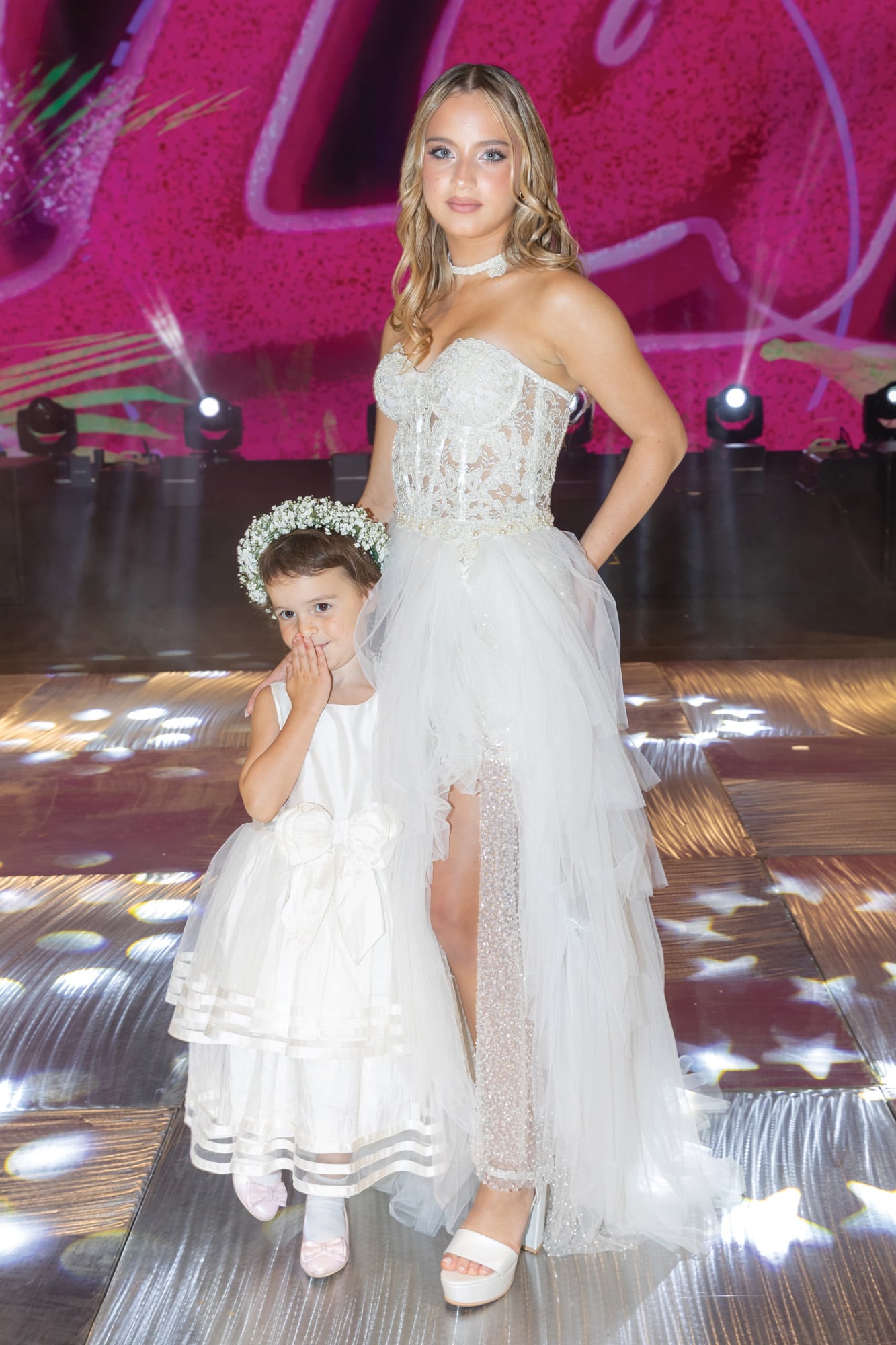 Junto a su hermanita Aurora, hija de su mamá, Florencia Fiorini y Eduardo Celasco