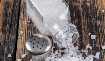 El significado de dejar sal en la puerta de entrada, según el Feng Shui