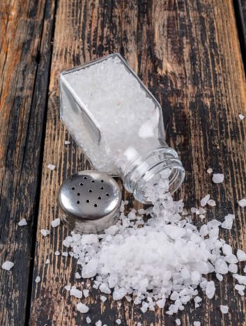 El significado de dejar sal en la puerta de entrada, según el Feng Shui