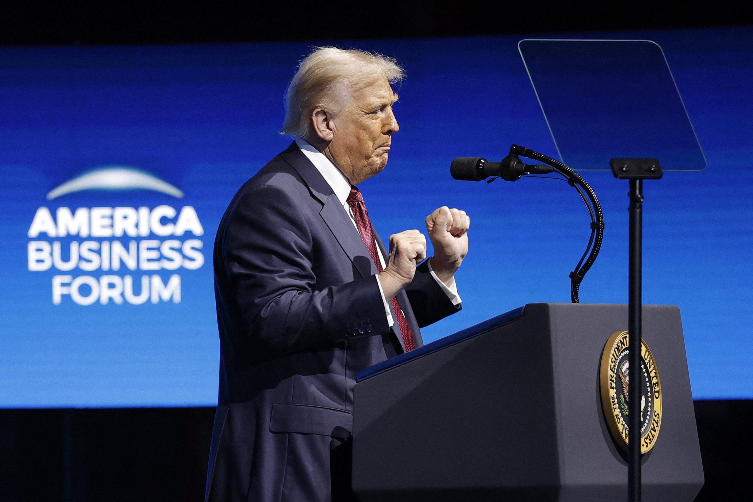Trump haciendo uno de sus típicos gestos durante su exposición en el American Business Forum