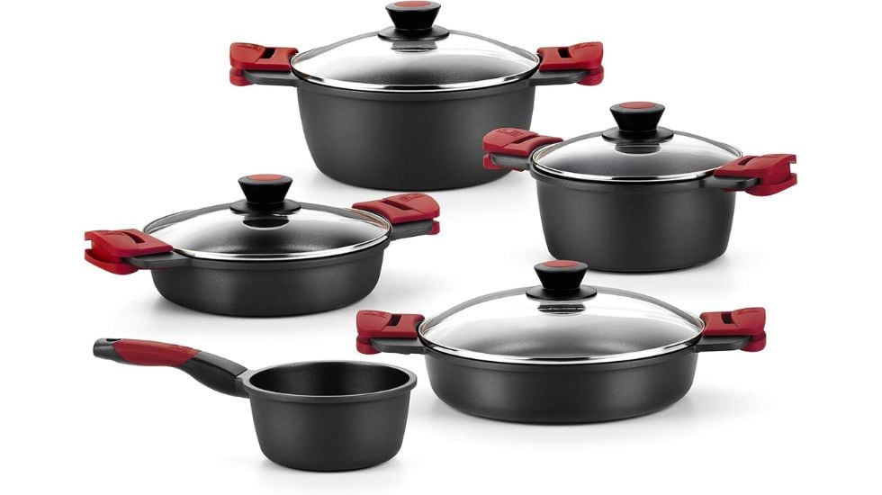 Nueve ollas antiadherentes con asas de silicona termorresistentes.