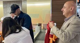 El increíble regalo con el que Icardi sorprendió al empleado de una aerolínea en el aeropuerto de Ezeiza