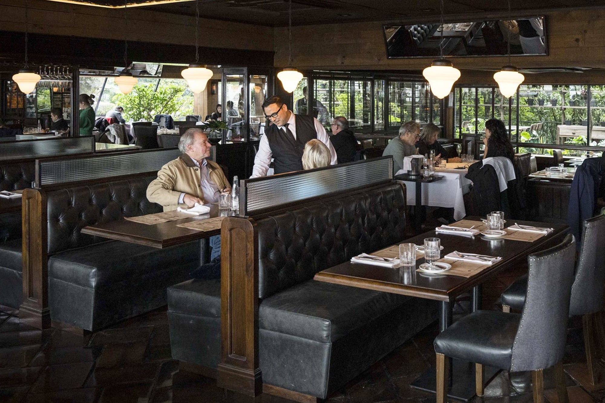 El salón, vidriado y con vista al Río de la Plata