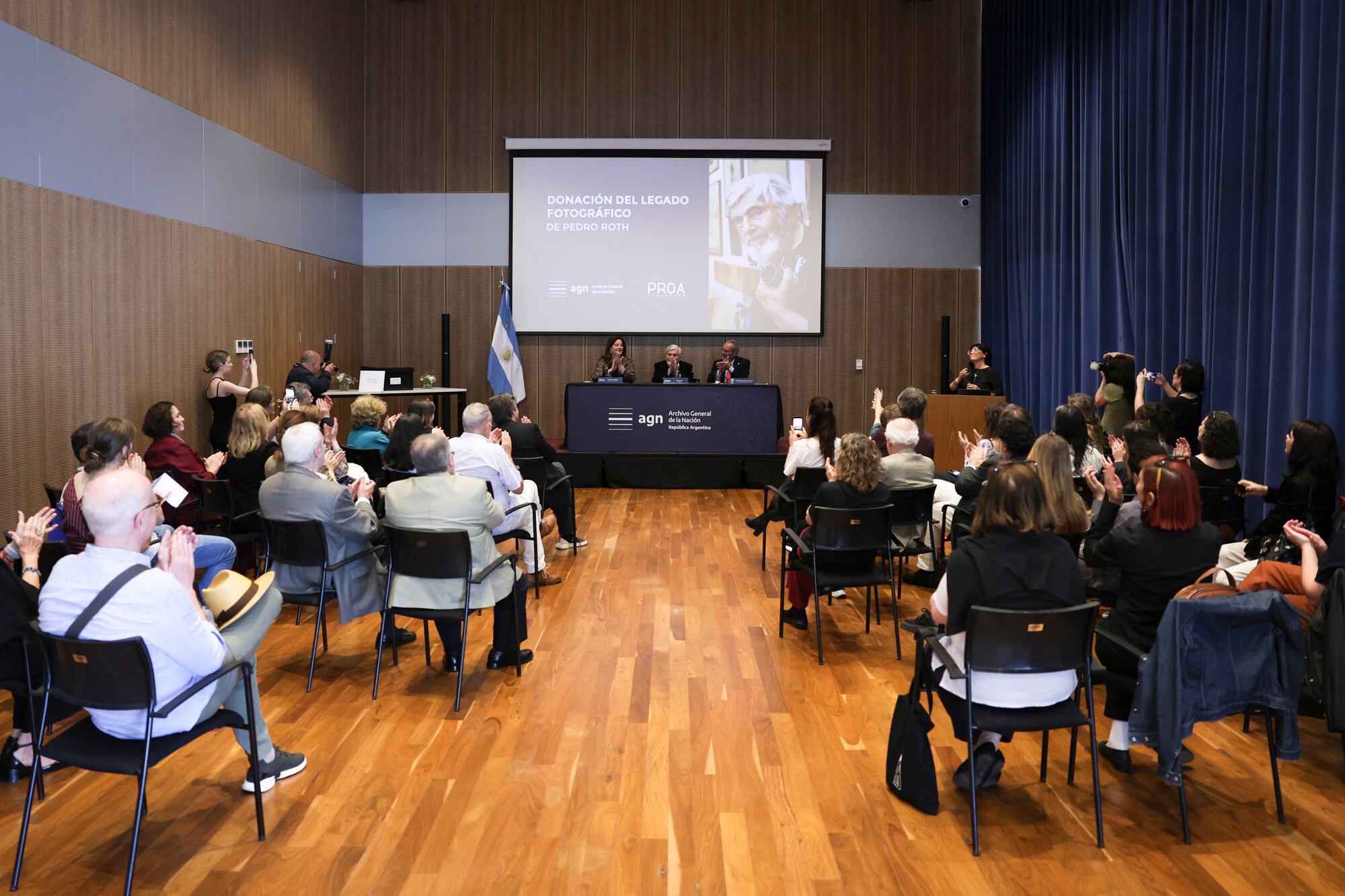 Sala llena durante la donación del archivo Pedro Roth al Archivo General de la Nación