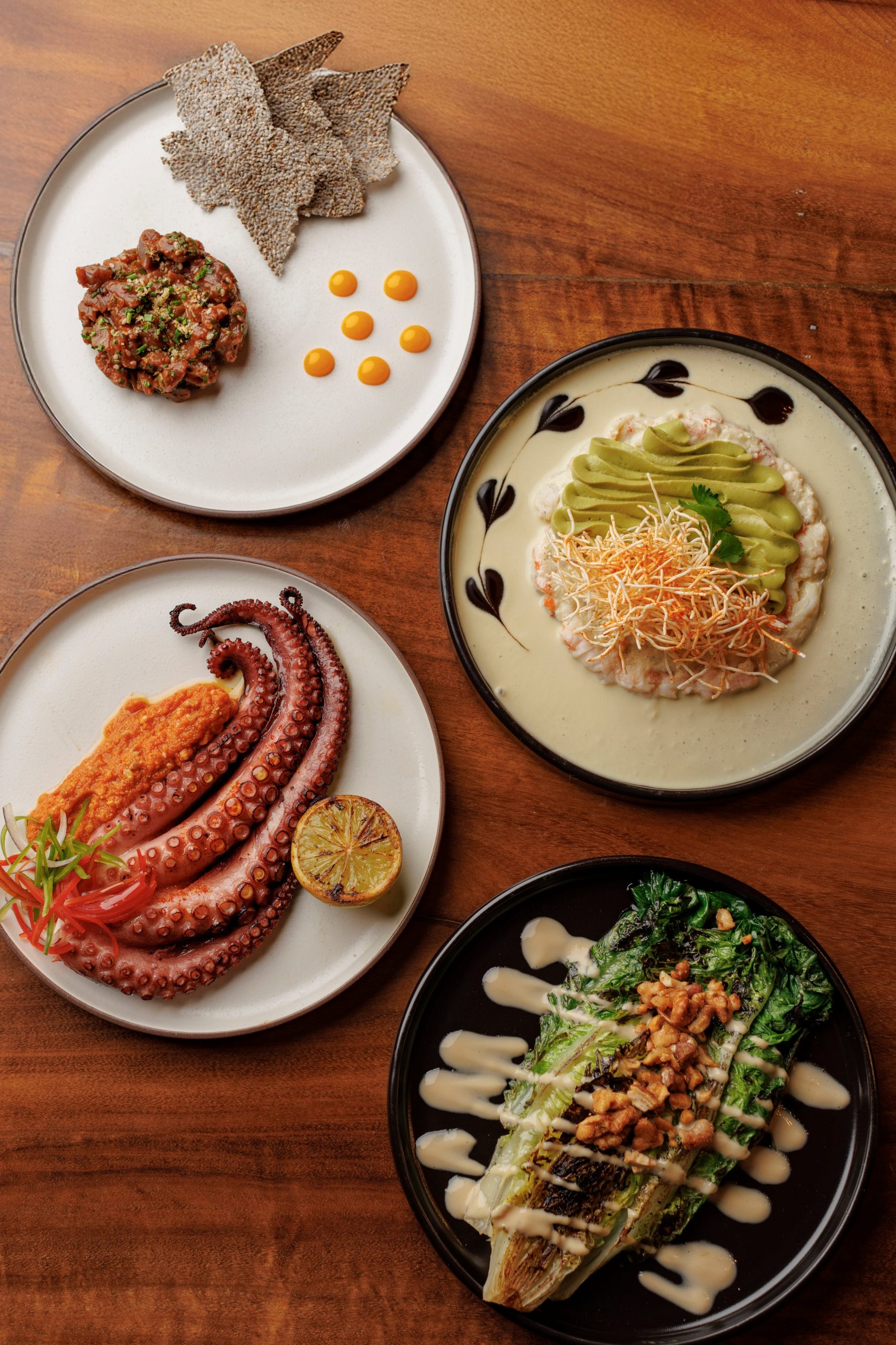 El Mediterráneo llega a Maro con un pulpo que sale cocido en un punto correcto y se corona con unos crocantes chips de papas