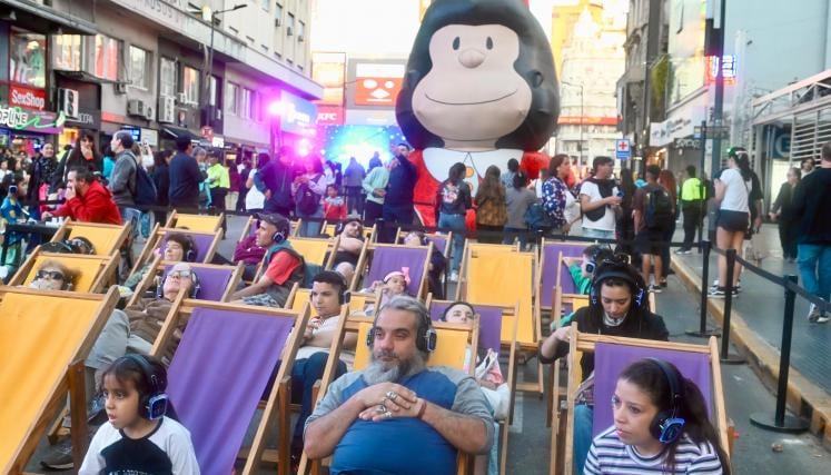 “La Noche de las Librerías celebra una de los eventos que más nos define como porteños: el amor por los libros y los libreros, el placer por la lectura compartida que nos hace batir récords en el mundo”, sostuvo Javier Martínez, director general de Promoción del Libro, Bibliotecas y la Cultura