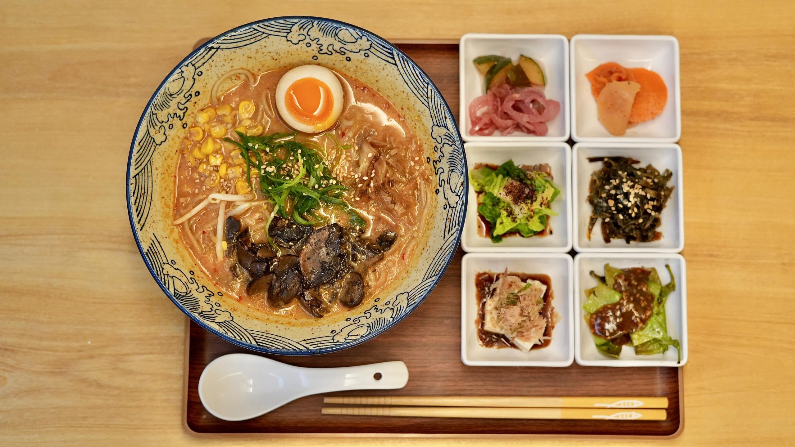 El restaurante del Pasaje Echeverría se hizo famoso por su ventanita, donde el ramen se agota cada fin de semana