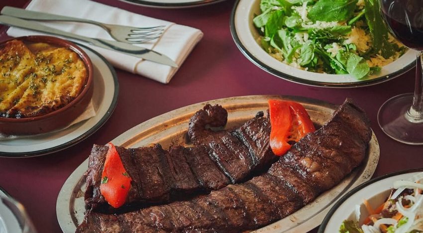 Ni chimichurri ni ajo: el truco de un experto para cocinar la entraña a la parrilla y que salga perfecta