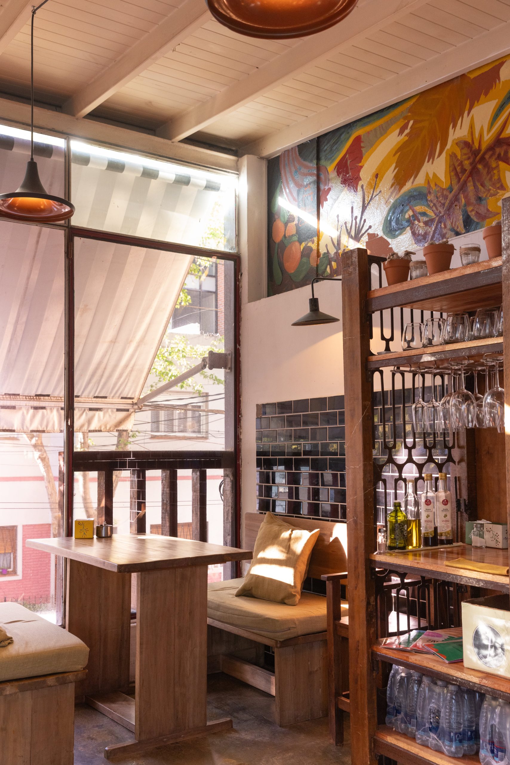 Zana funciona a toda hora: abre desde la mañana hasta la noche y también como un pequeño mercado