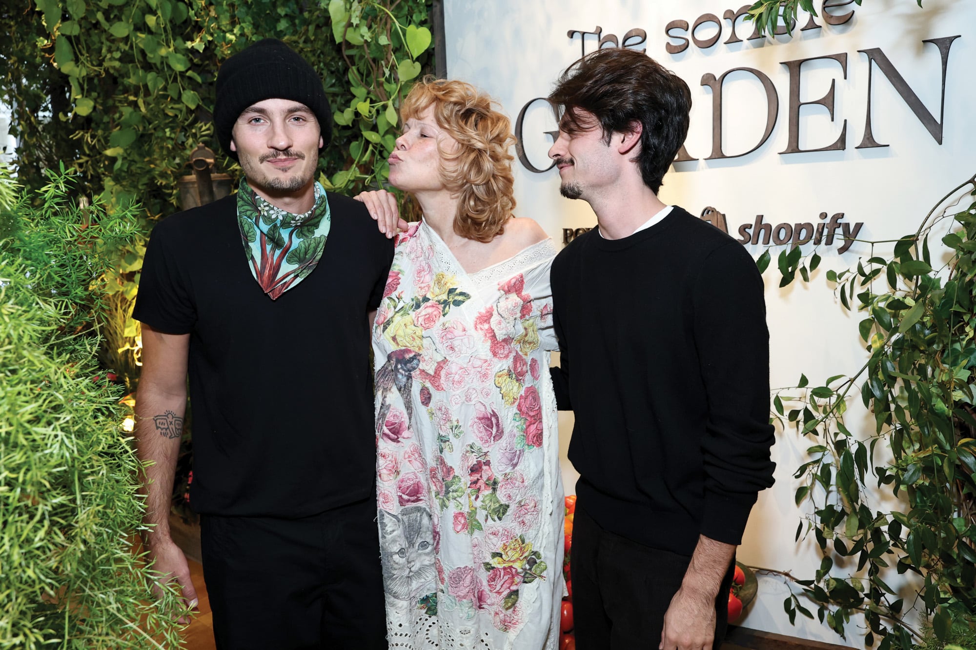 Junto a sus hijos, Brandon Thomas y Dylan Jagger Lee, en la inauguración de Sonsie Garden en Nueva York
