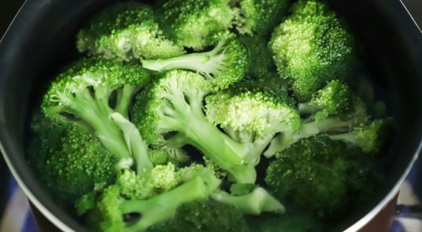Ni hervido ni crudo: la forma correcta de cocinar brócoli sin eliminar sus vitaminas
