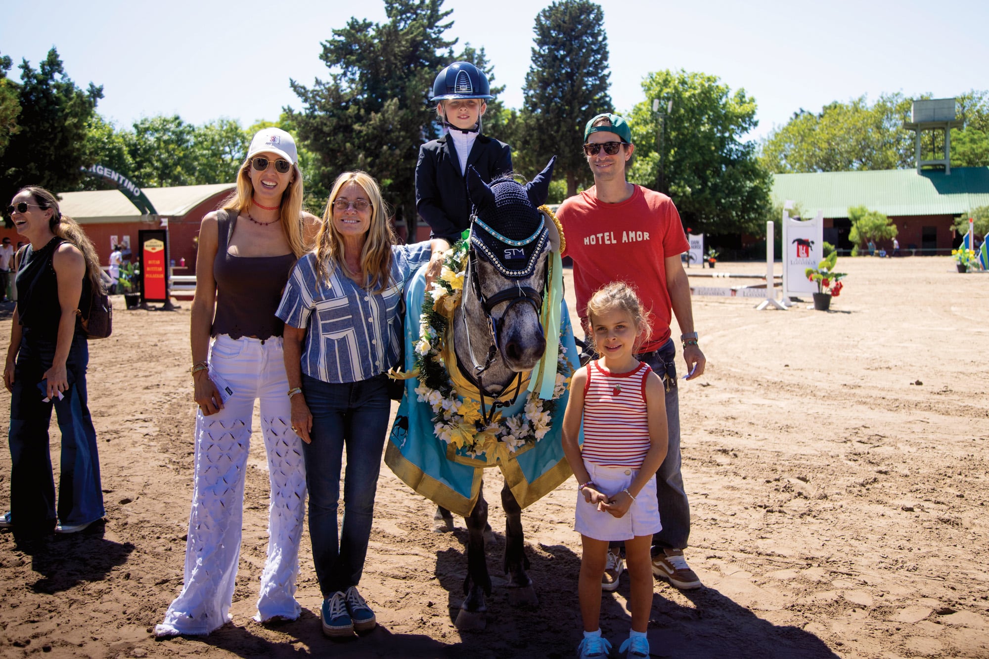 Retrato de familia. Isa y Corchito con sus hijas, Olympia y Assia, y la mamá del polista, la trilliza  María Emilia