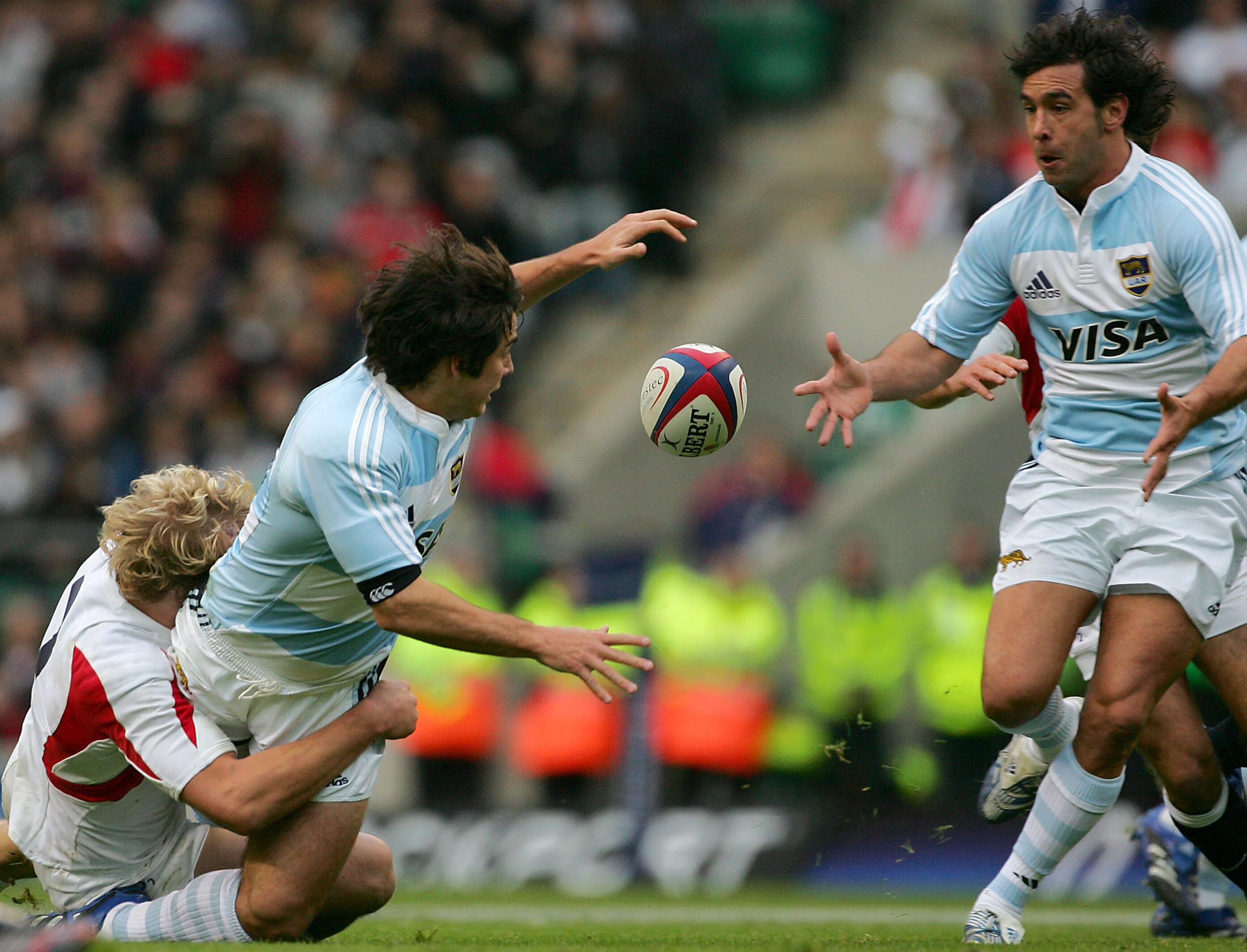 Ignacio Fernández Lobbe tacleado por Lewis Moody y descarga para José María Núñez Piossek (foto: AFP).