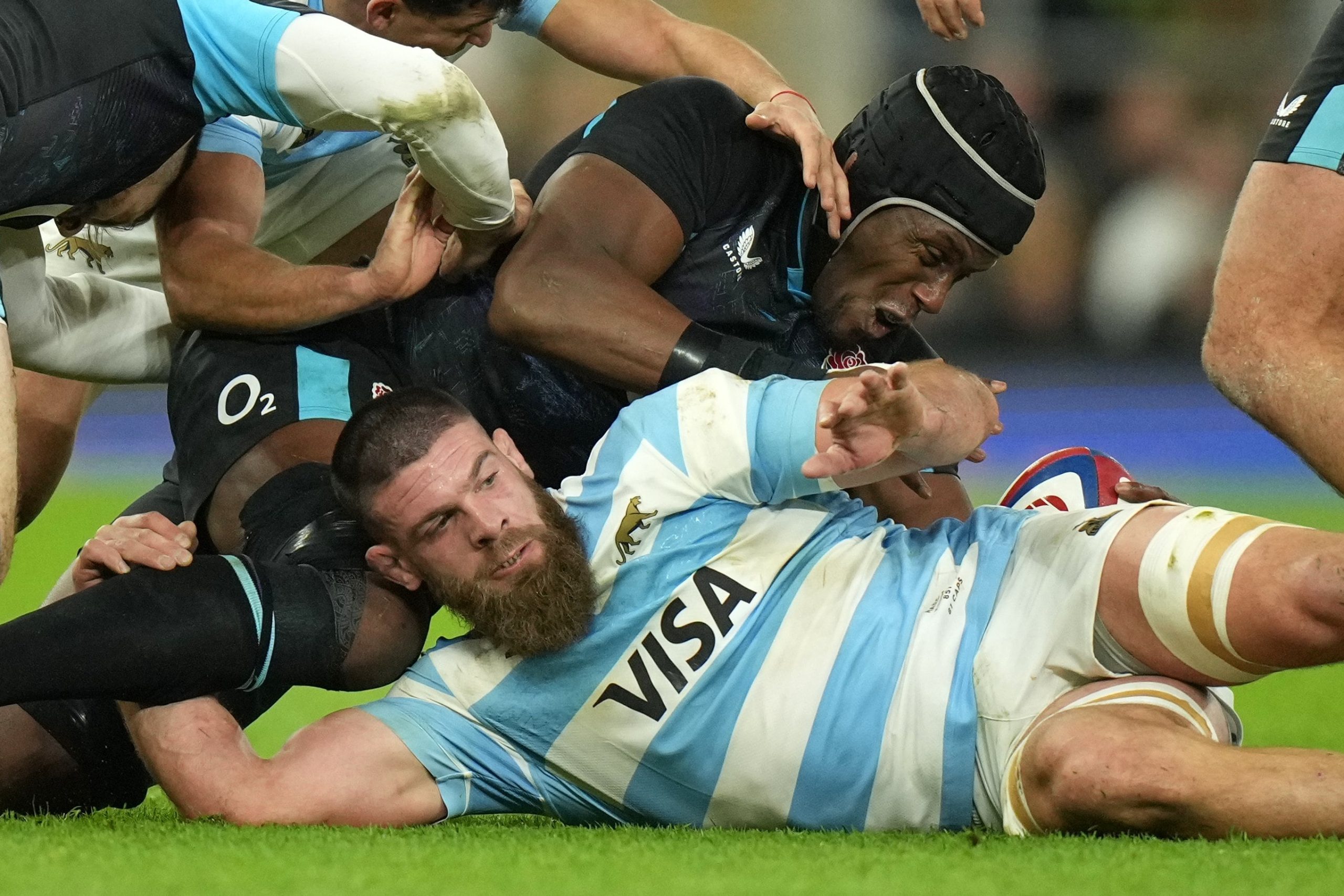 Maro Itoje y Marcos Kremer, en el fragor de la pelota