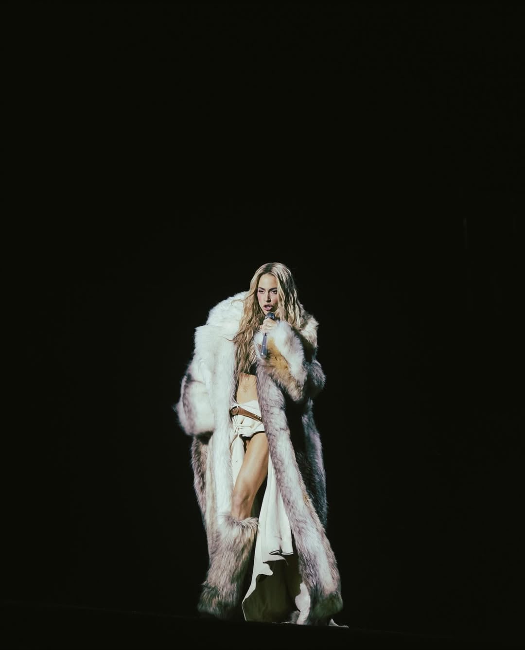 Tini Stoessel con abrigo de piel en el escenario. (Foto: Instagram/@tinistoessel)