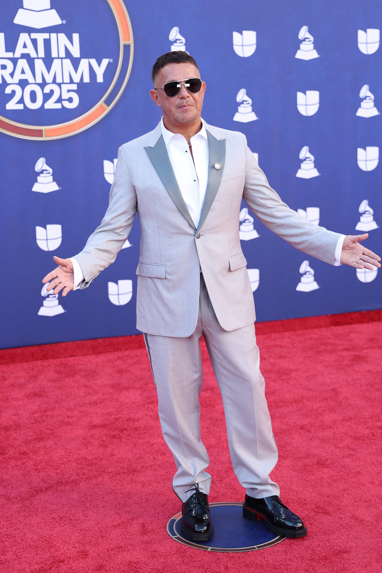 Súper canchero, Alejandro Sanz posó con un traje en tonos pastel y gafas estilo aviador. Este año, el artista español compite en la categoría Álbum del Año 