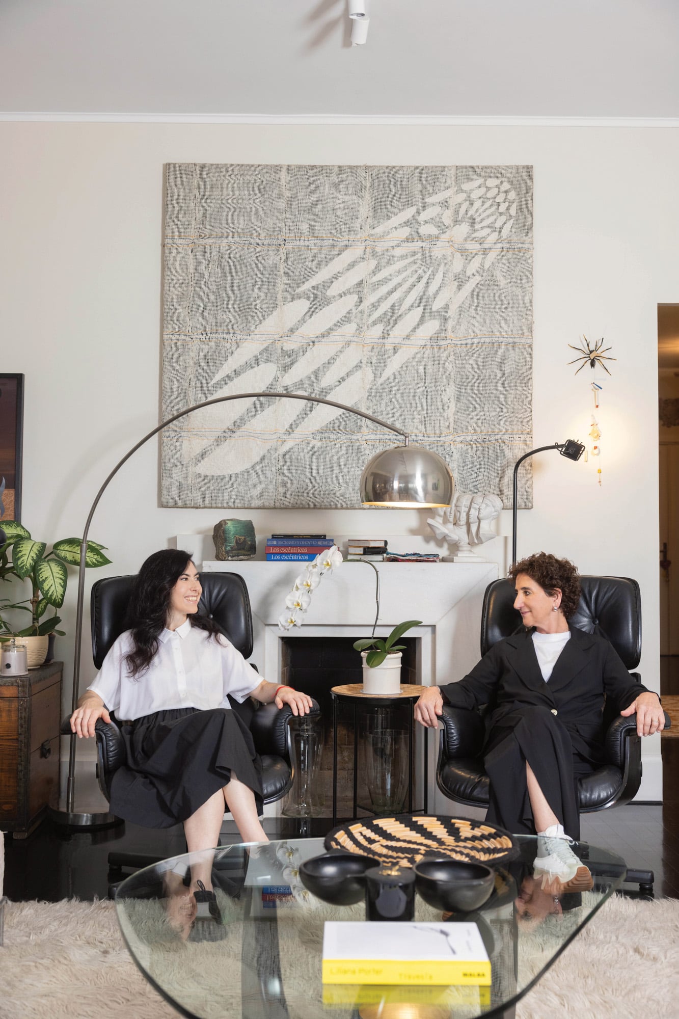 La nieta y la hija de Ruth Benzacar trabajan juntas y son las responsables de mantener vigente su legado. “Creo que nos complementamos bien. En nuestra relación hay respeto, escucha y amor”, dice Orly. Sobre la pared se aprecia una creación de Jorge Macchi