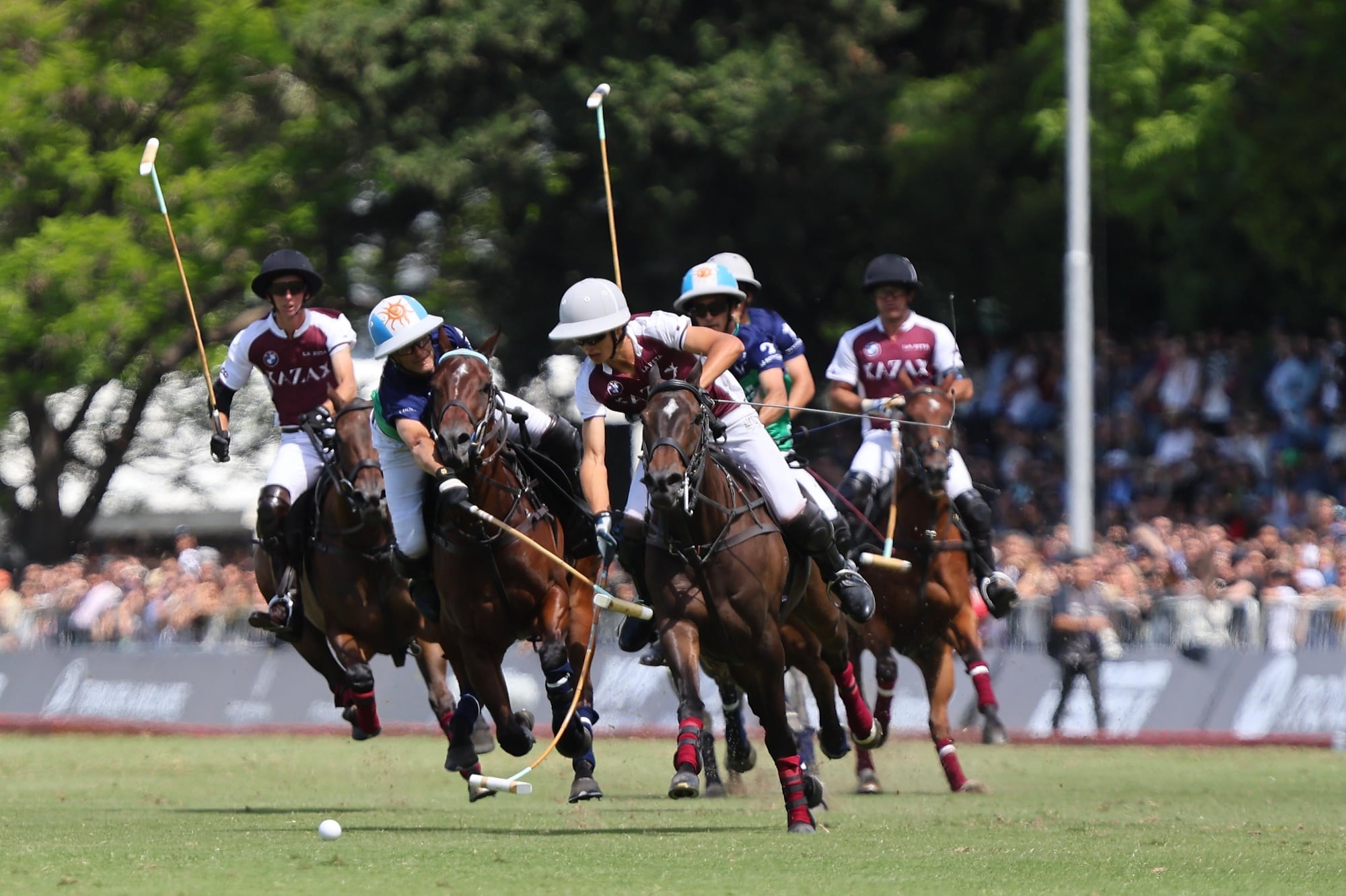 Lorenzo Chavanne, pujante delantero de La Zeta Kazak, se filtra entre los Cambiaso