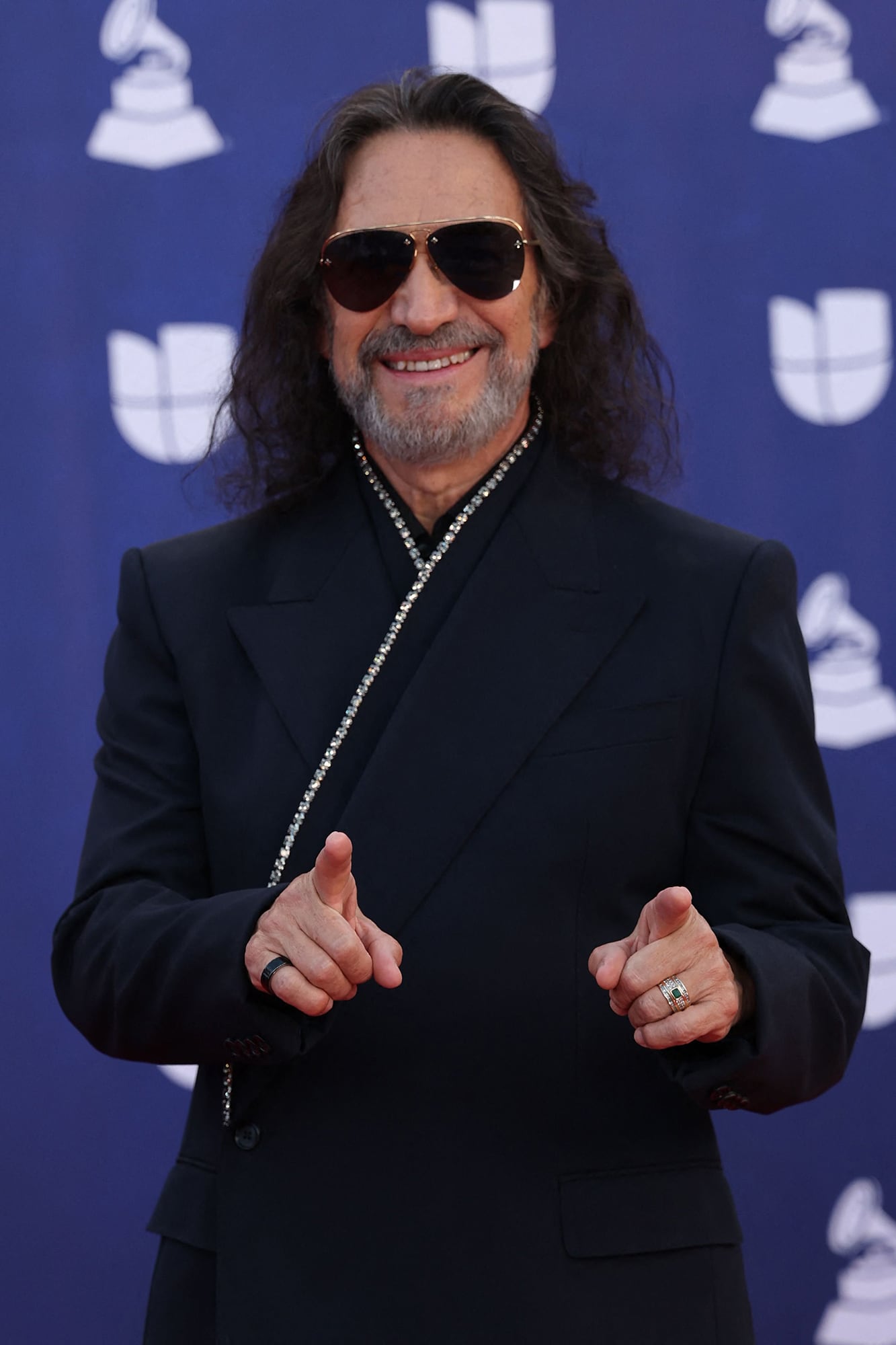 Marco Antonio Solis fue uno de los más elegantes de la noche. El mexicano vistió un original traje que se destacó por su solapa cruzada y una tira de pedrería. Las gafas le imprimieron un sello personal a su look  