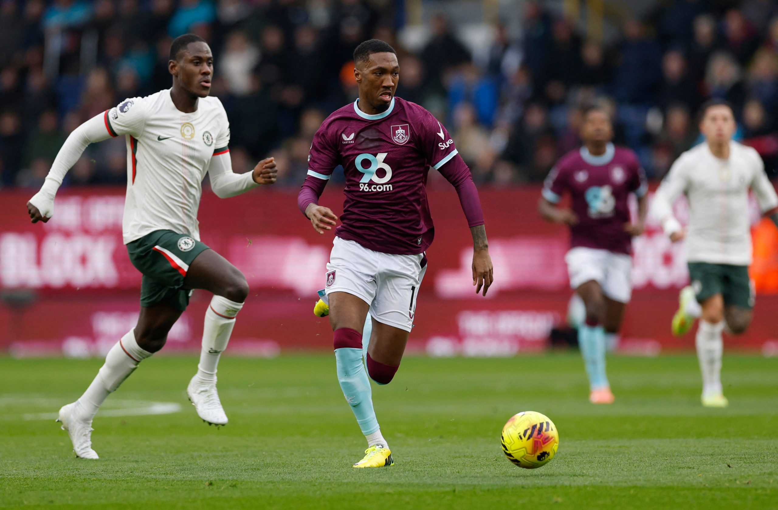 Burnley vs Chelsea por la fecha 12 de la Premier League del 2025.